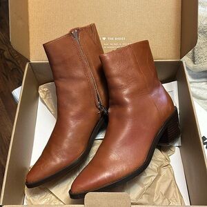 Ankle leather boots in warm cinnamon brown